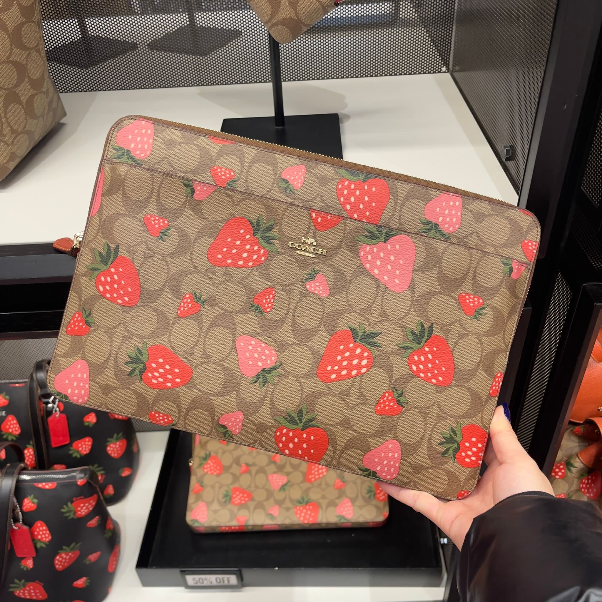 【加拿大空運直送】COACH Laptop Sleeve In Signature Canvas With Wild Strawberry Print